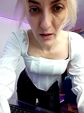 Snapshot of RileyLanna chatting on October 10, 2:54 am RileyLanna online show from October 10, 2:54 am