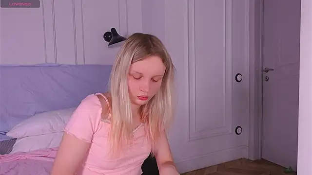 Snapshot of Beatrica_Klein chatting on December 8, 2:19 pm Beatrica Klein online show from December 8, 2:19 pm