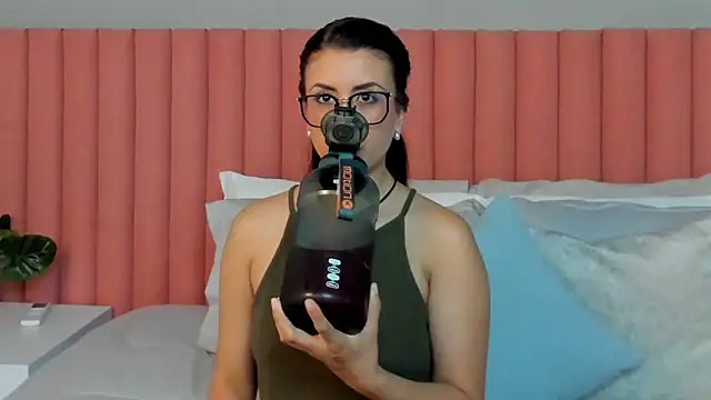 Snapshot of EmaSaenz chatting on April 1, 7:00 pm EmaSaenz online show from April 1, 7:00 pm