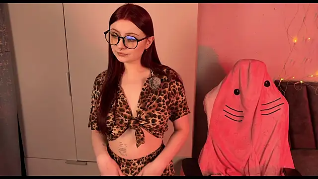 RozieRose online show from October 26, 4:51 am