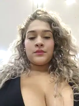Snapshot of Sara_smiiith211 chatting on December 12, 1:21 am Sara smiiith211 online show from December 12, 1:21 am