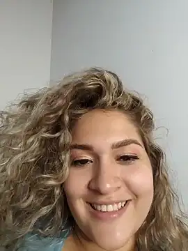 Snapshot of Sara_smiiith211 chatting on December 22, 8:05 am Sara smiiith211 online show from December 22, 8:05 am