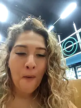 Snapshot of Sara_smiiith211 chatting on March 20, 10:18 pm Sara smiiith211 online show from March 20, 10:18 pm