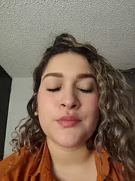 Snapshot of Sara_smiiith211 chatting on May 3, 11:22 pm Sara smiiith211 online show from May 3, 11:22 pm