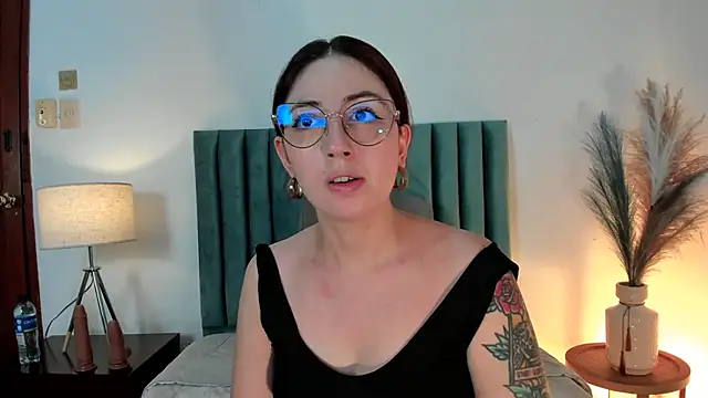 Emilywatsonn online show from March 4, 11:40 am