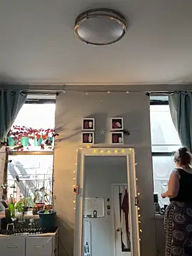 Snapshot of sylviahhh chatting on March 31, 10:43 pm sylviahhh online show from March 31, 10:43 pm