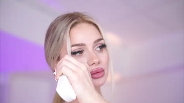 Snapshot of NicoleSarahX chatting on February 28, 3:15 am NicoleSarahX online show from February 28, 3:15 am