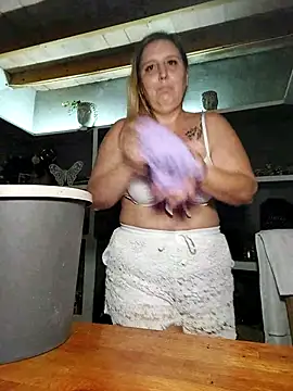 Snapshot of BecciDeluxe chatting on October 9, 2:59 pm BecciDeluxe online show from October 9, 2:59 pm