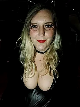 Snapshot of BecciDeluxe chatting on October 31, 8:54 pm BecciDeluxe online show from October 31, 8:54 pm