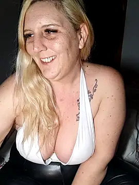 BecciDeluxe online show from February 7, 11:30 pm