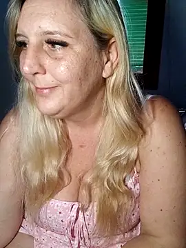 BecciDeluxe online show from May 4, 9:27 am