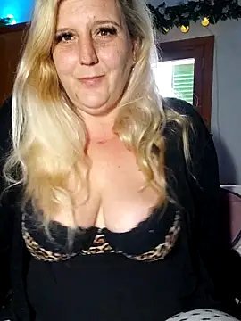 BecciDeluxe online show from May 8, 10:53 am