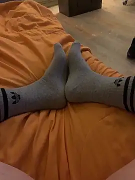 Snapshot of footsy35 chatting on April 5, 3:47 am footsy35 online show from April 5, 3:47 am