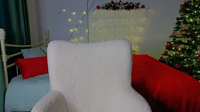 Snapshot of Lina-hill chatting on December 6, 1:00 pm Lina-hill online show from December 6, 1:00 pm