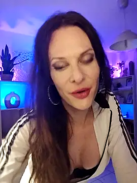 Luna Kitanna online show from March 21, 5:00 am