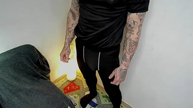 Snapshot of layneinchains chatting on November 12, 8:37 am layneinchains online show from November 12, 8:37 am