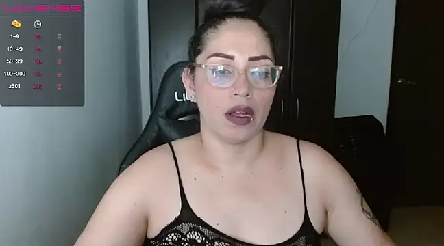 Snapshot of natashasmithe chatting on December 19, 1:28 am natashasmithe online show from December 19, 1:28 am