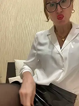 LauraDavis online show from May 1, 8:24 pm