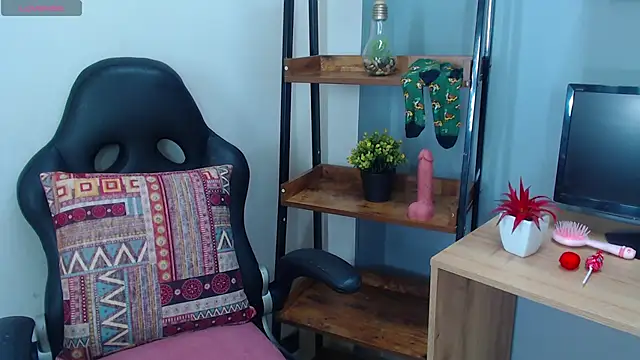 Snapshot of Erika_Stevens chatting on April 1, 3:31 pm Erika Stevens online show from April 1, 3:31 pm