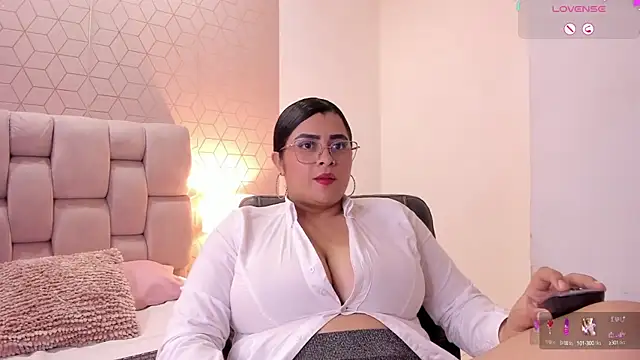 Snapshot of Emilyboobss chatting on February 10, 9:47 am Emilyboobss online show from February 10, 9:47 am