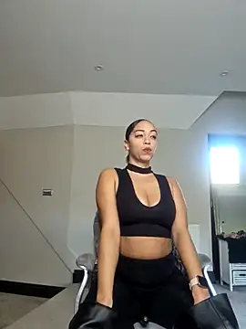 Snapshot of QueenTricks1 chatting on November 30, 11:36 am QueenTricks1 online show from November 30, 11:36 am