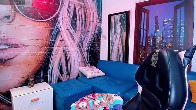 Snapshot of Small_naughty_ chatting on March 10, 1:10 pm Small naughty online show from March 10, 1:10 pm
