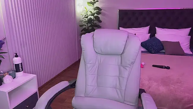 XtraHotX online show from January 20, 7:15 am