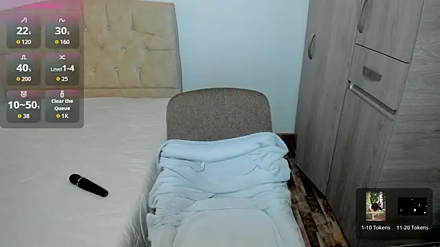 Snapshot of emily1_ chatting on October 6, 11:18 am emily1 online show from October 6, 11:18 am