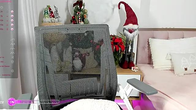 Snapshot of _Joliie_ chatting on December 20, 5:47 am Joliie online show from December 20, 5:47 am