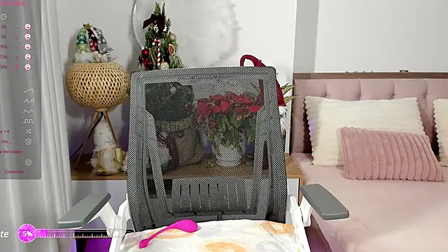 Snapshot of _Joliie_ chatting on December 24, 6:44 am Joliie online show from December 24, 6:44 am