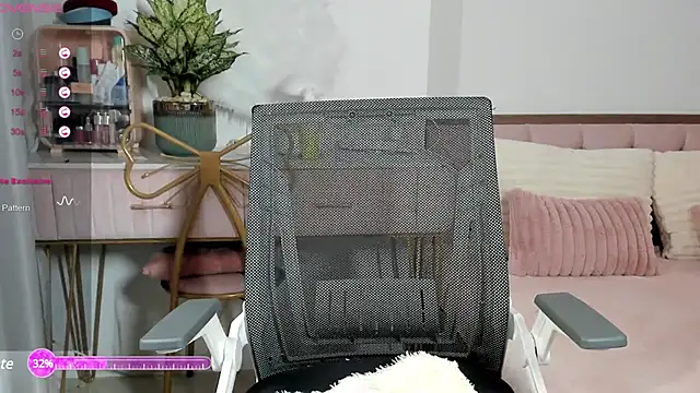 Snapshot of _Joliie_ chatting on February 15, 8:01 pm Joliie online show from February 15, 8:01 pm