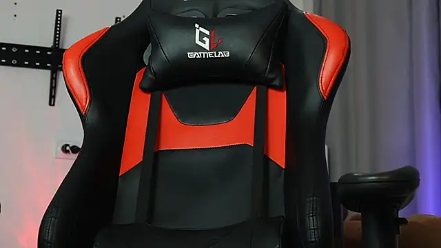 Snapshot of danielkraigforu chatting on February 25, 4:24 am danielkraigforu online show from February 25, 4:24 am