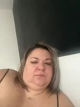 Snapshot of MikyVesela chatting on April 2, 8:01 am MikyVesela online show from April 2, 8:01 am