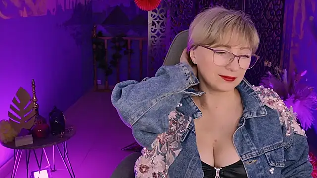 Snapshot of sugar_vivien chatting on December 15, 7:31 pm sugar vivien online show from December 15, 7:31 pm