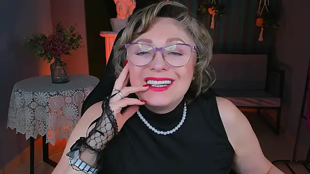 Snapshot of sugar_vivien chatting on February 6, 7:18 pm sugar vivien online show from February 6, 7:18 pm