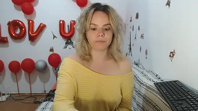 Snapshot of hotmilf4uxxx chatting on April 6, 10:27 am hotmilf4uxxx online show from April 6, 10:27 am
