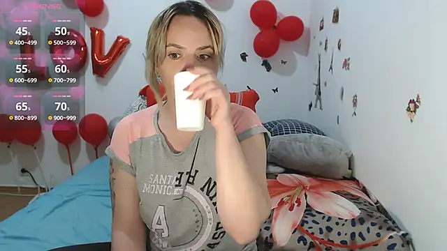 Snapshot of hotmilf4uxxx chatting on April 17, 9:56 am hotmilf4uxxx online show from April 17, 9:56 am