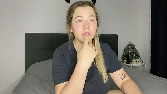 Embersweetbunny online show from December 28, 6:17 am