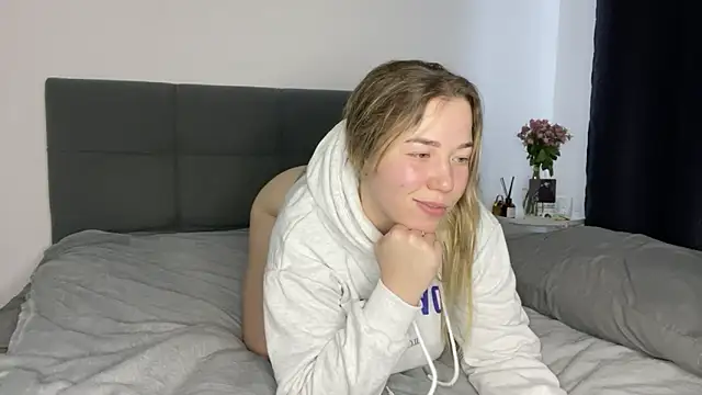 Embersweetbunny online show from January 8, 10:15 am
