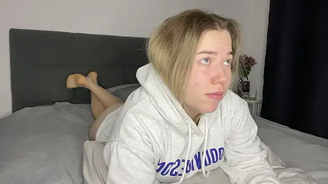 Embersweetbunny online show from January 9, 6:17 am