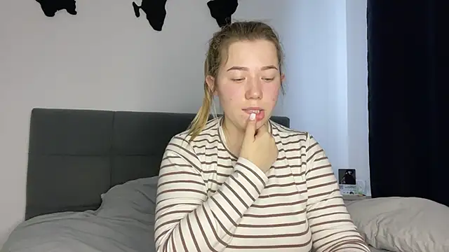 Embersweetbunny online show from January 11, 9:15 am