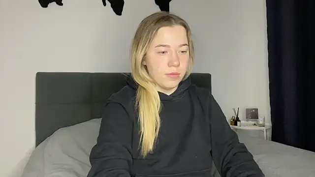 Embersweetbunny online show from January 14, 6:45 am