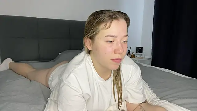 Embersweetbunny online show from January 20, 9:24 am