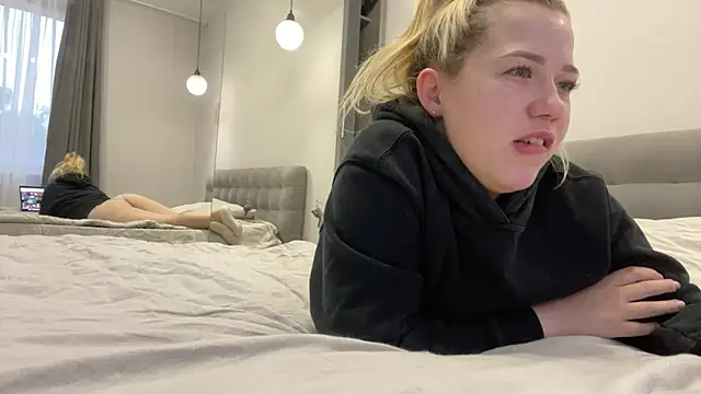 Snapshot of Embersweetbunny chatting on October 3, 4:42 am Embersweetbunny online show from October 3, 4:42 am