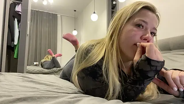 Snapshot of Embersweetbunny chatting on October 22, 4:13 am Embersweetbunny online show from October 22, 4:13 am