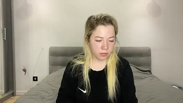 Embersweetbunny online show from December 5, 6:22 am