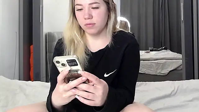 Embersweetbunny online show from February 1, 6:23 am