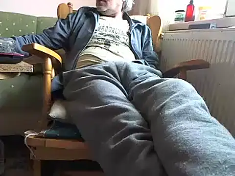 Snapshot of zormen355 chatting on February 23, 6:17 am zormen355 online show from February 23, 6:17 am