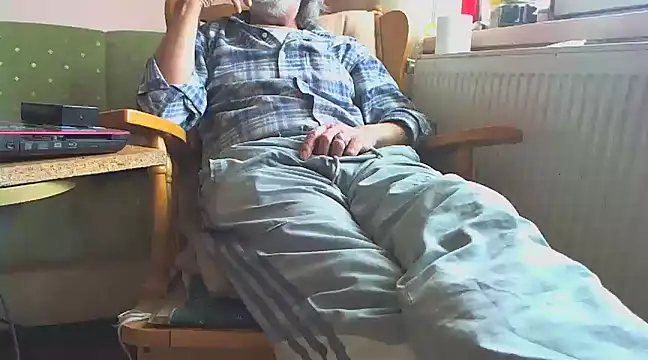 Snapshot of zormen355 chatting on March 13, 6:05 am zormen355 online show from March 13, 6:05 am