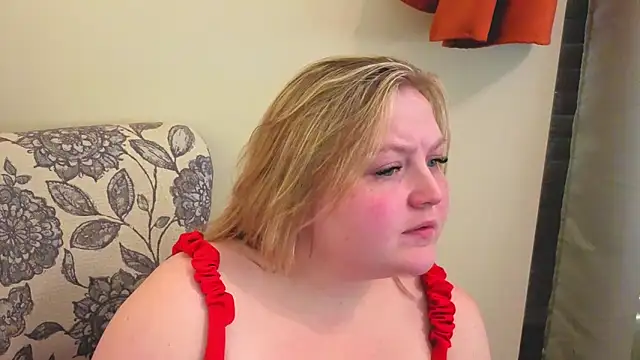 Snapshot of PhatAssBlond chatting on April 6, 10:11 pm PhatAssBlond online show from April 6, 10:11 pm